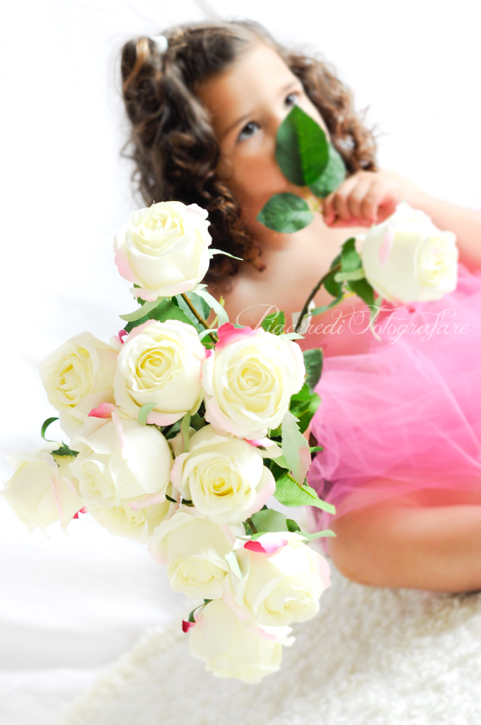 fotografia bambina con fiori bianchi roma